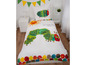 Eine Bettwäsche mit The Very Hungry Caterpillar-Motiv, mit Raupe, Sonne und bunten Punkten.