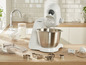 Ein weißer Bosch Küchenmixer mit Schüssel, Schneebesen und Ausstechformen.
