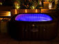 Ein Lay-Z-Spa aufblasbarer Whirlpool mit blauer Beleuchtung.