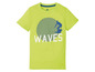 Ein hellgrünes T-Shirt mit dem Schriftzug 'WAVES' und einer Surfer-Silhouette.