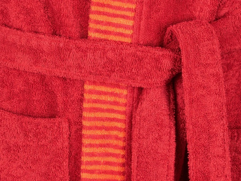 Roter Bademantel mit orangenen Streifen.