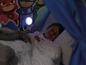 Ein Kind schläft in einem PJ Masks Zelt mit einem eingebauten Licht.