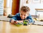 Ein Junge spielt mit LEGO Speed Champions Autos und einem Boot.