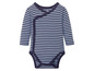 Ein gestreiftes Langarmbody für Babys.