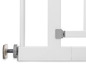 Detail eines weißen Baby-Gittertors mit Befestigungssystem.