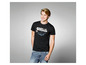 Mann mit einem schwarzen T-Shirt mit Fast & Furious Print