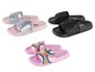 Drei Paar Badabing-Slipper mit Regenbogen-, Glitzer- und Paillettenstoff.
