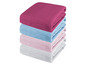 Stapel von vier einfarbigen Handtüchern in verschiedenen Farben.