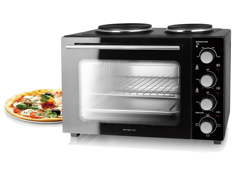 Ein schwarzer Mini-Backofen mit zwei Kochplatten, einer Pizza und der Marke Emerio.