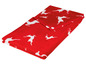 Rote Fleece-Decke mit weißen Rentiermotiven.