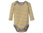 Ein gestreiftes Baby-Body mit langen Ärmeln in Gelb und Grau.