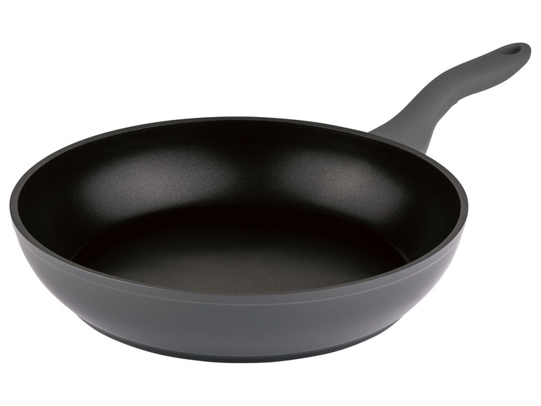 Eine schwarze Bratpfanne mit einem Gummigriff.