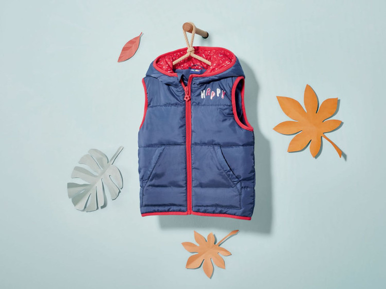 Eine blaue Winterweste mit Kapuze für Kinder