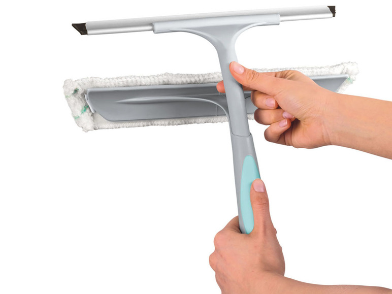 Ein grauer Fensterwischer mit einem Mikrofasertuch zum Reinigen von Fenstern.