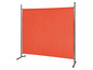 Ein orangefarbener Raumteiler mit Metallgestell.