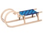 Ein Holzschlitten mit einer blauen gewebten Sitzfläche.