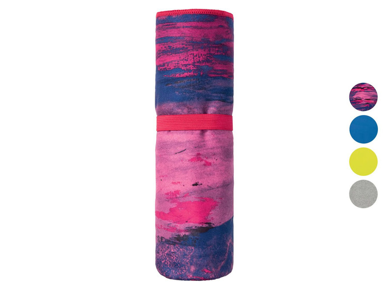 Zusammengerollte Stranddecke in rosa und blau.