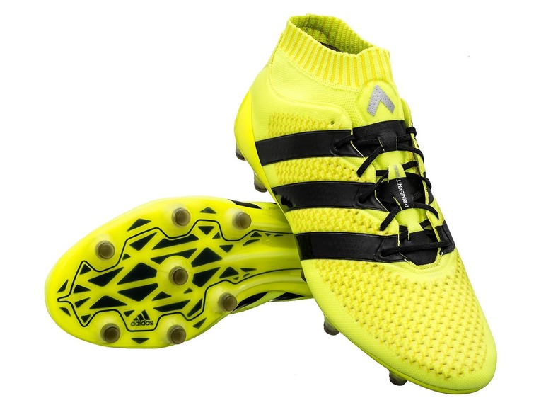 Gelbe Adidas Fußballschuhe mit schwarzen Streifen.