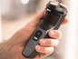 Ein Philips Series 3000 Rasierer in der Hand.