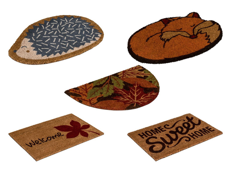 Drei Fußmatten mit Herbstblättern, einem Igel und einem Fuchs, sowie eine Matte mit dem Schriftzug 'Willkommen'