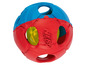 Ein rot-blauer Nerf-Hundespielball mit Löchern