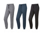 Drei Jogginghosen in Grau, Blau und Schwarz.