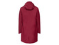 Ein bordeauxroter Regenmantel mit Kapuze