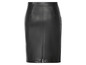 Schwarzer Lederrock mit Schlitz hinten.