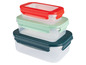 Drei stapelbare Plastikboxen mit Deckeln in verschiedenen Farben.