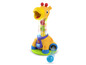 Ein gelbes Giraffenspielzeug mit Bällen von Bright Starts.