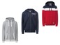Drei Kapuzenpullover mit Reißverschluss: grau, dunkelblau und rot mit weißen Streifen.