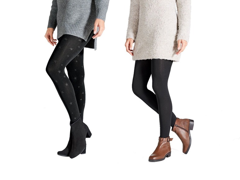 Zwei Frauen tragen schwarze Strumpfhosen, eine mit Sternchenmuster, mit braunen Stiefeln.