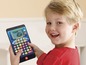 Ein Junge spielt mit einem VTech Smart Kids Tablet.