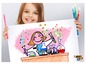 Ein Mädchen hält ein Bild mit BIC Kids Buntstiften, das eine Wissenschaftlerin zeigt.