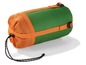 Ein grüner Schlafsack in einer orangefarbenen Aufbewahrungstasche.
