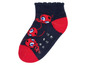 Blaue Socken mit roten Marienkäfern.
