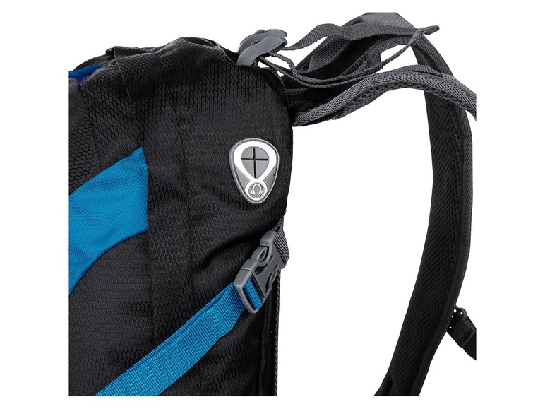 Ein schwarzer Rucksack mit blauen Akzenten.