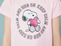 Rosa T-Shirt mit Snoopy und dem Text 'Keep Calm and Hug On'