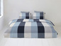Blau-weiße Bettwäsche mit Karomuster.