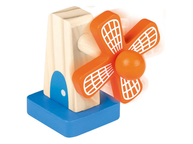 Eine Holzwindmühle mit drehenden Flügeln.