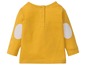 Gelbes Langarmshirt mit weißen Ellbogenpatches.