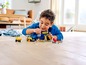 Ein Junge spielt mit LEGO® Technic™ Baufahrzeugen.