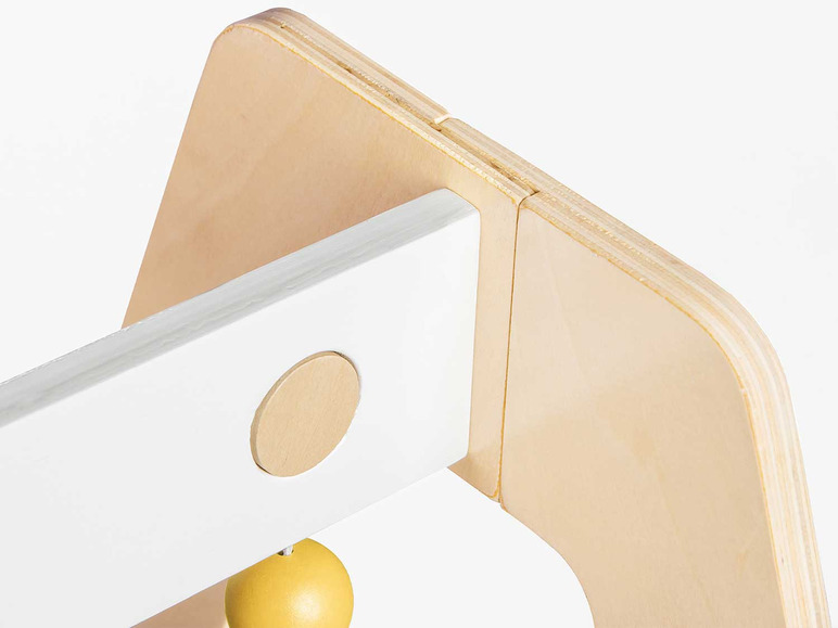 Holzspielzeug mit runden, gelben Perlen.