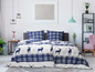 Ein weiß-blaues Plaid-Bettbezug mit Rentiermotiv