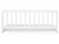 Weißes Bettgitter für ein Kinderbett.