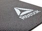 Eine schwarze Yogamatte mit dem Reebok-Logo.