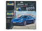 Revell Modellbausatz eines blauen Porsche Panamera Turbo.