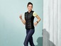 Eine Frau trägt eine schwarze Weste und Leggings zum Sport.