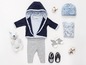 Babykleidung-Set mit blauer Kapuze, Hose, T-Shirt, Socken und Schuhen.