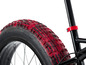 Nahaufnahme eines schwarzen Fatbike-Rads mit roten Details.